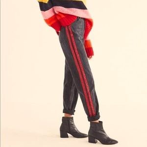 🌸 BDG Black High Waist Mom Jean Red Stripes